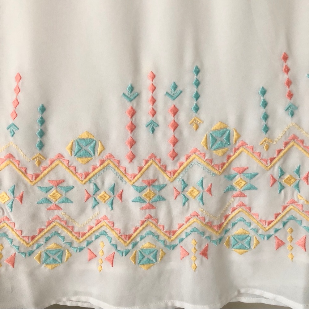 🧡Embroidered White Tank Top - Picture 5 of 6